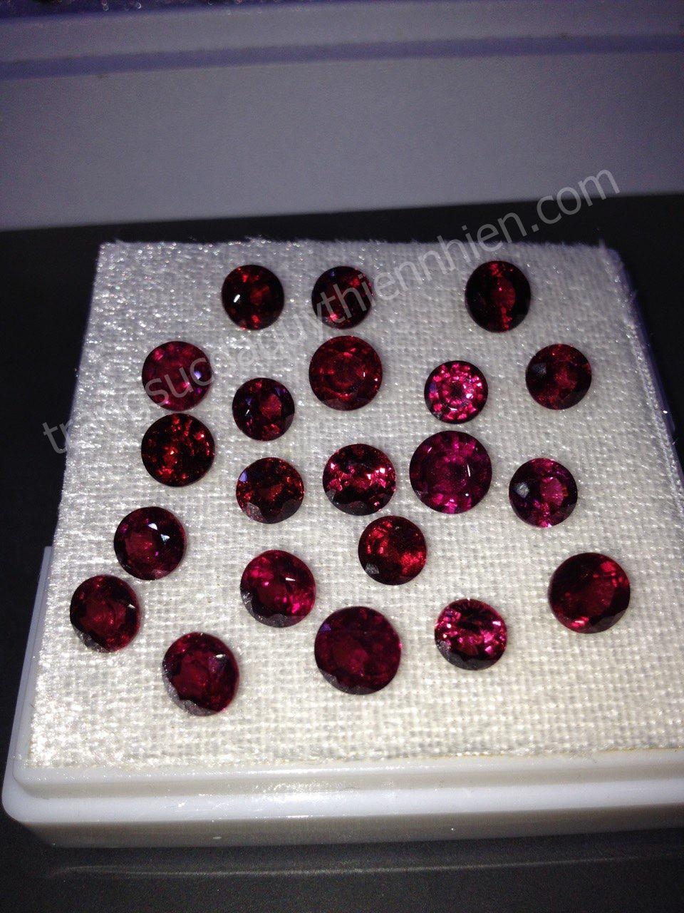 Đá Garnet Rhodolite thiên nhiên tròn Đá Garnet Rhodolite thiên nhiên tròn